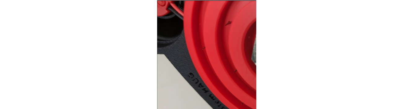 <div style="margin:0 0 30px;padding:25px 23px;background:#f7fafc;border:1px solid #bfd8e9;border-top:0;border-radius:0 0 10px 10px;">

<p style="margin:0 0 18px;color:#163a5f;font-size:22px;font-weight:bold;line-height:1.65;">
ガン型でも、イオンを1点から吹き出す構造ではありません
</p>

<p style="margin:0 0 22px;color:#333333;font-size:17px;line-height:1.95;">
イオンジェットファンの特長は、バッテリーで持ち運べることだけではありません。ヘッド部には<strong style="color:#0068b7;">複数の放電針と2基の送風ファン</strong>を配置。生成したプラス・マイナスイオンをファンの気流に乗せて対象物へ届けます。
</p>


<!-- 構造のポイント -->

<div style="display:grid;grid-template-columns:repeat(auto-fit