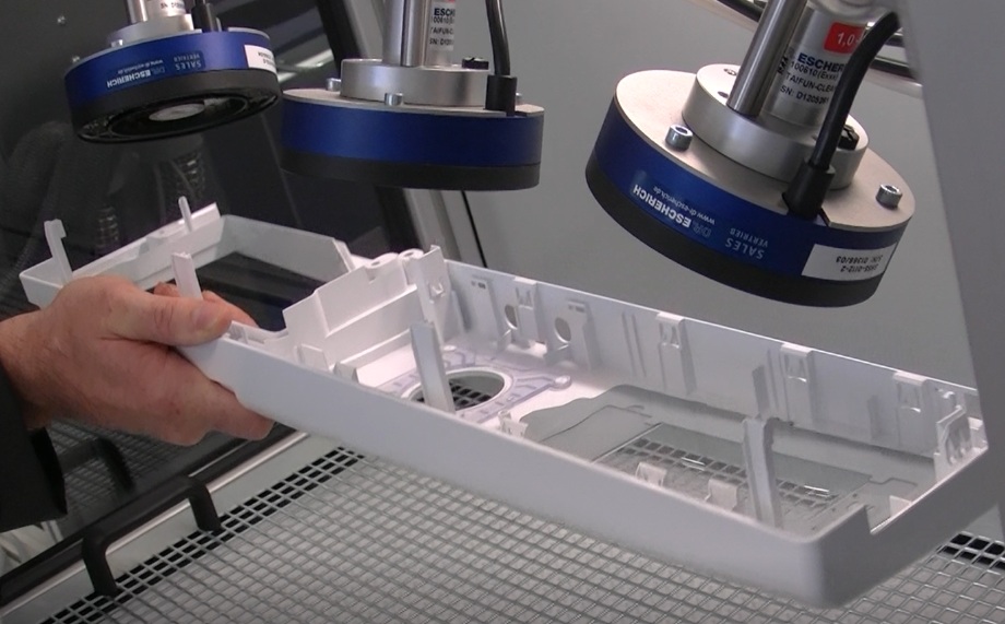 樹脂成型品の端面の細かいバリを除去する作業。<br/><br/>手作業または自動で、プラスチック製品の端面のバリを工具で除去していると静電気が発生して、プラスチック製品の表裏にバリがくっついてしまいます。タイフンクリーンコンパクトを設置して、バリを除去している加工点へ向けて除電パルスエアーブローを当てます。加工点で発生する静電気を効果的に除電しながら、細かいバリ・粉塵を除去します。